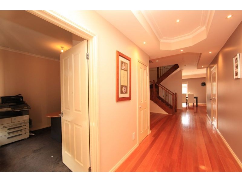 9 Flame Cres, South Morang VIC 3752