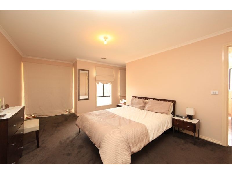 9 Flame Cres, South Morang VIC 3752