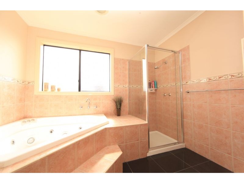 9 Flame Cres, South Morang VIC 3752