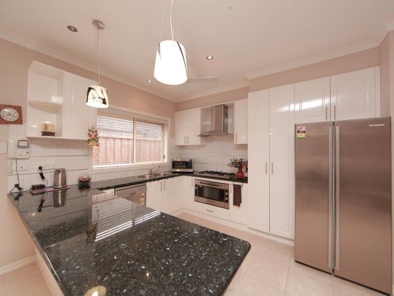 27 Paringa Ave, South Morang VIC 3752