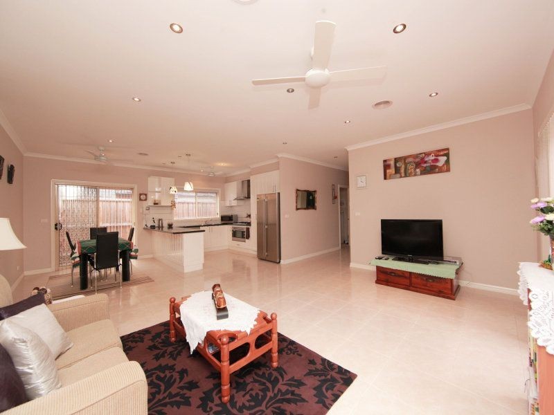 27 Paringa Ave, South Morang VIC 3752