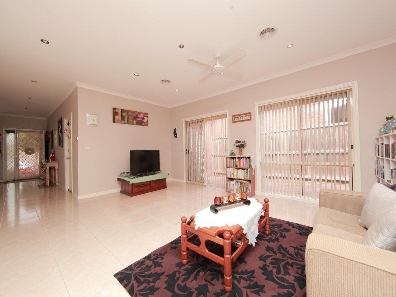 27 Paringa Ave, South Morang VIC 3752