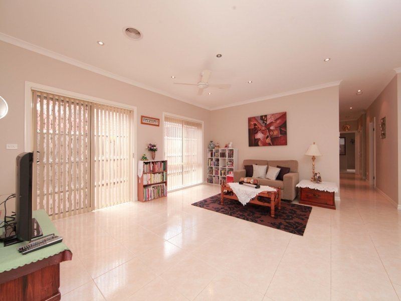 27 Paringa Ave, South Morang VIC 3752