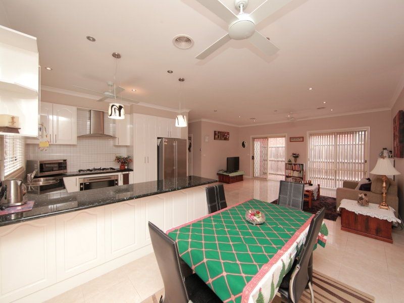 27 Paringa Ave, South Morang VIC 3752