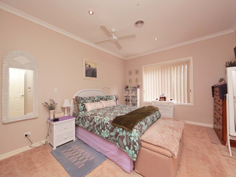 27 Paringa Ave, South Morang VIC 3752