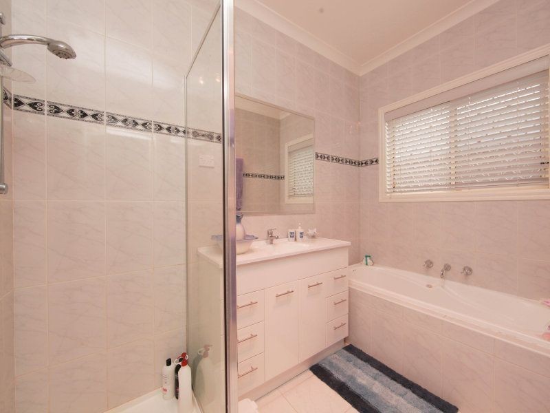 27 Paringa Ave, South Morang VIC 3752