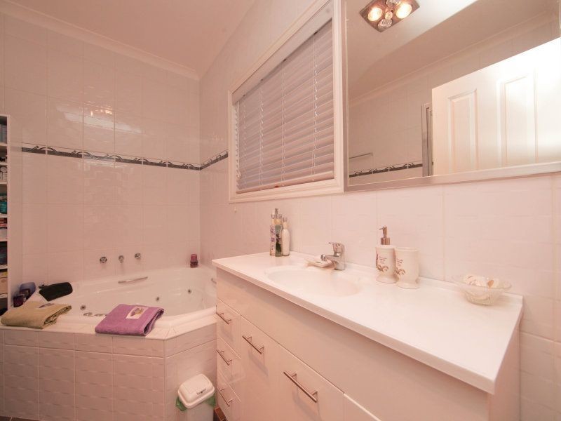 27 Paringa Ave, South Morang VIC 3752