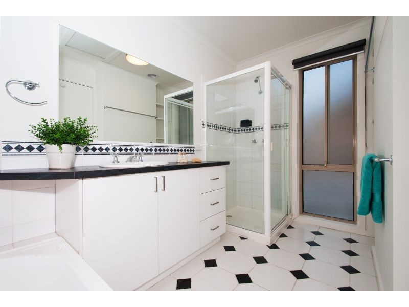 18 Patrick Court, Mitcham VIC 3132