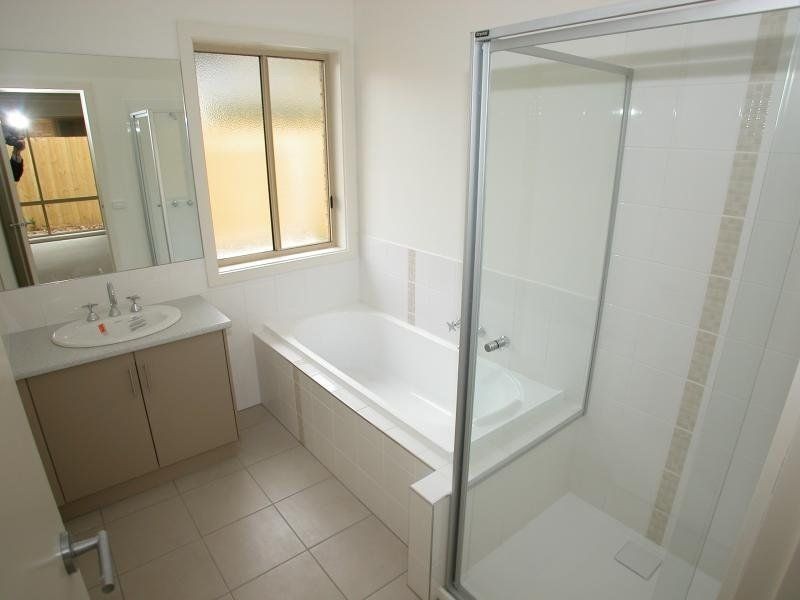 2/12 Cullis Parade, Bayswater VIC 3153