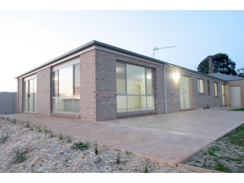 12 Burrows Way, Leongatha VIC 3953