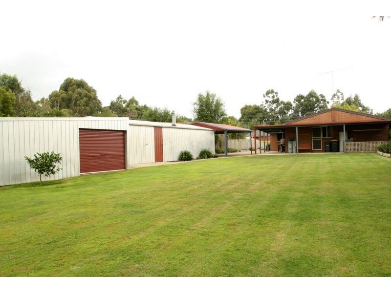 11 Clinton Court, Leongatha VIC 3953