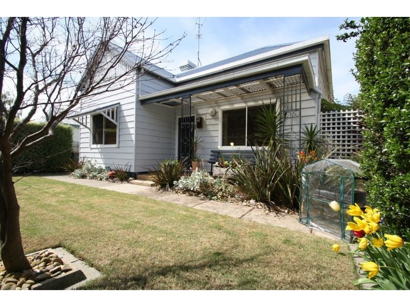 27 Roughead Street, Leongatha VIC 3953