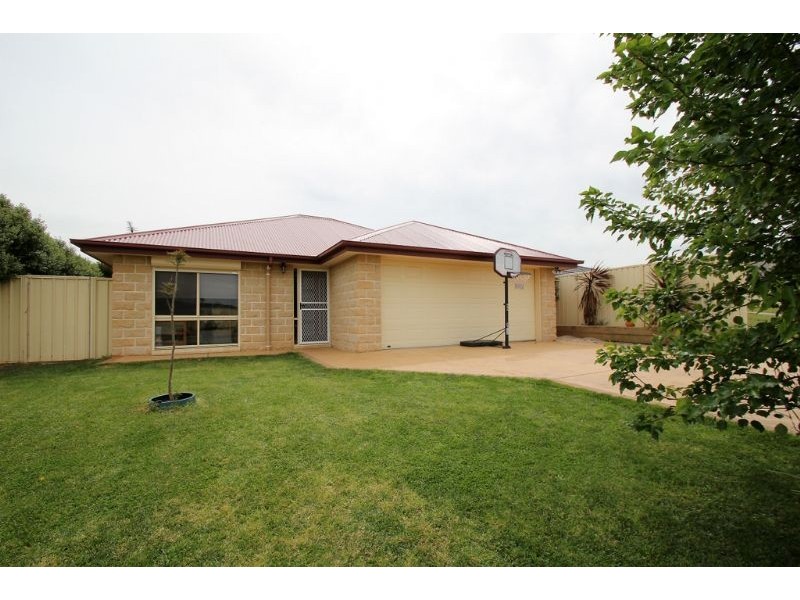 18 Carr Avenue, Leongatha VIC 3953