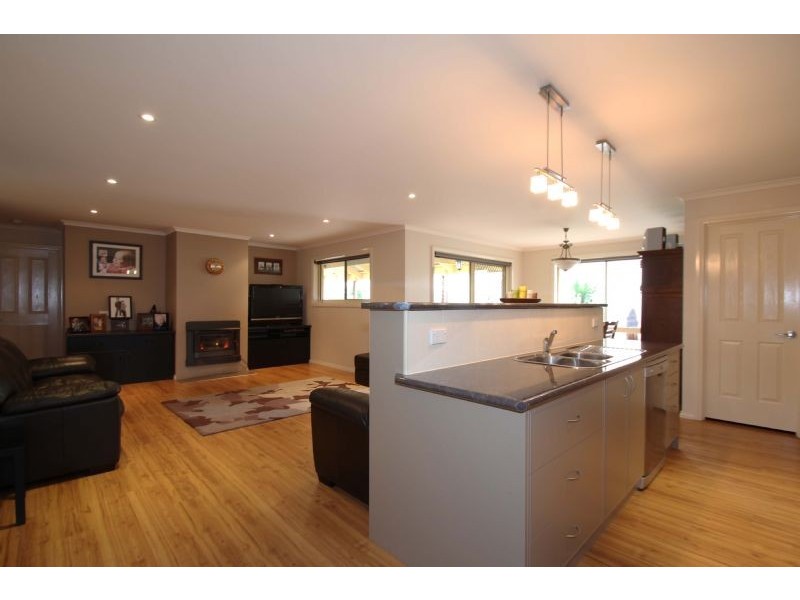 18 Carr Avenue, Leongatha VIC 3953
