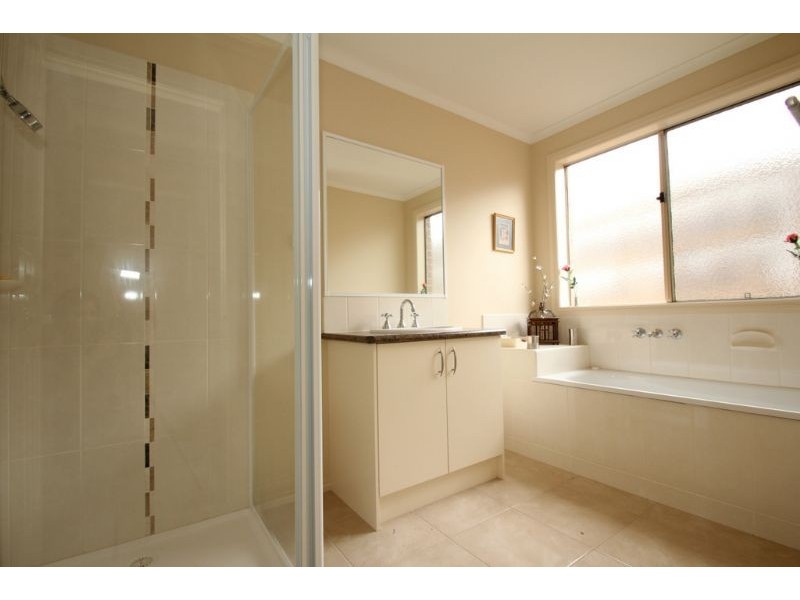 24 Laura Grove, Leongatha VIC 3953