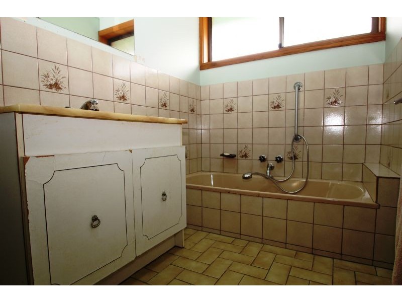 2/4 Clarence, Loch VIC 3945