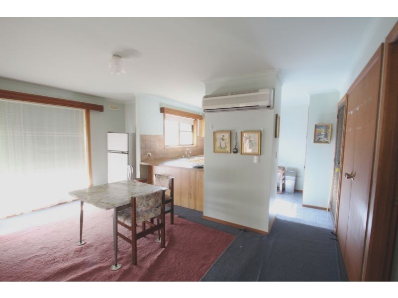 2/4 Clarence, Loch VIC 3945