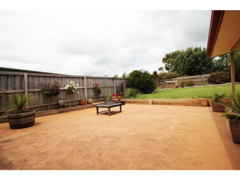 18 Laura Grove, Leongatha VIC 3953