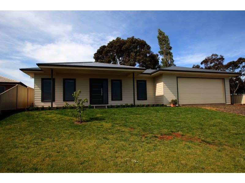 4 Burrows Way, Leongatha VIC 3953