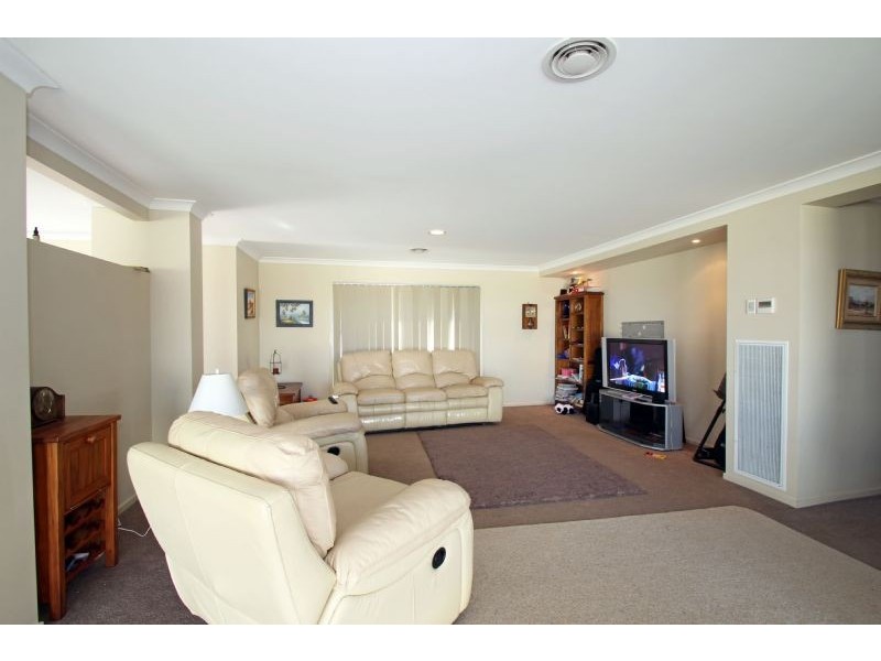16 Carr Avenue, Leongatha VIC 3953