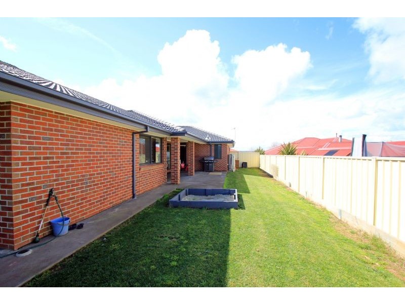 16 Carr Avenue, Leongatha VIC 3953