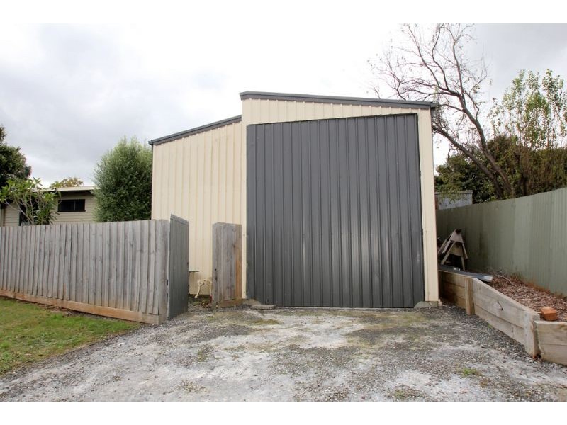 11 Blackmore Avenue, Leongatha VIC 3953
