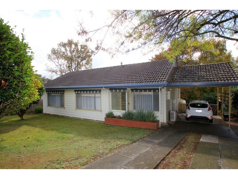 33 Blackmore Avenue, Leongatha VIC 3953