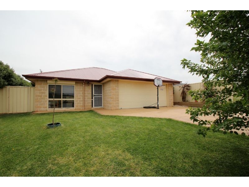 18 Carr Street, Leongatha VIC 3953