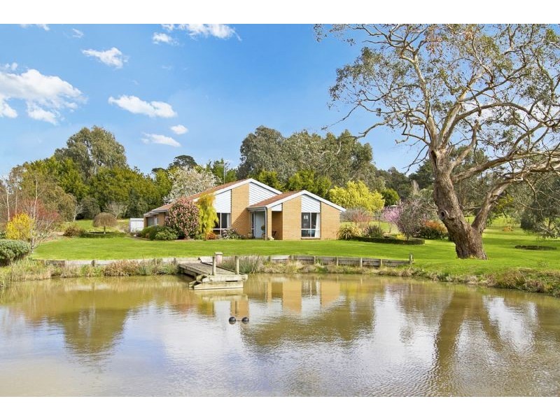 6 Robertson Drive, Newham VIC 3442