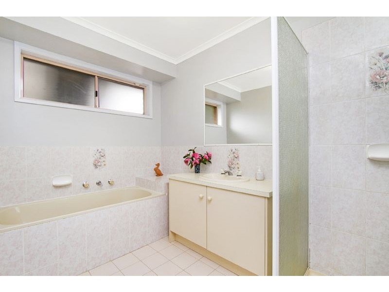 6 Robertson Drive, Newham VIC 3442