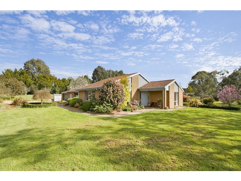 6 Robertson Drive, Newham VIC 3442