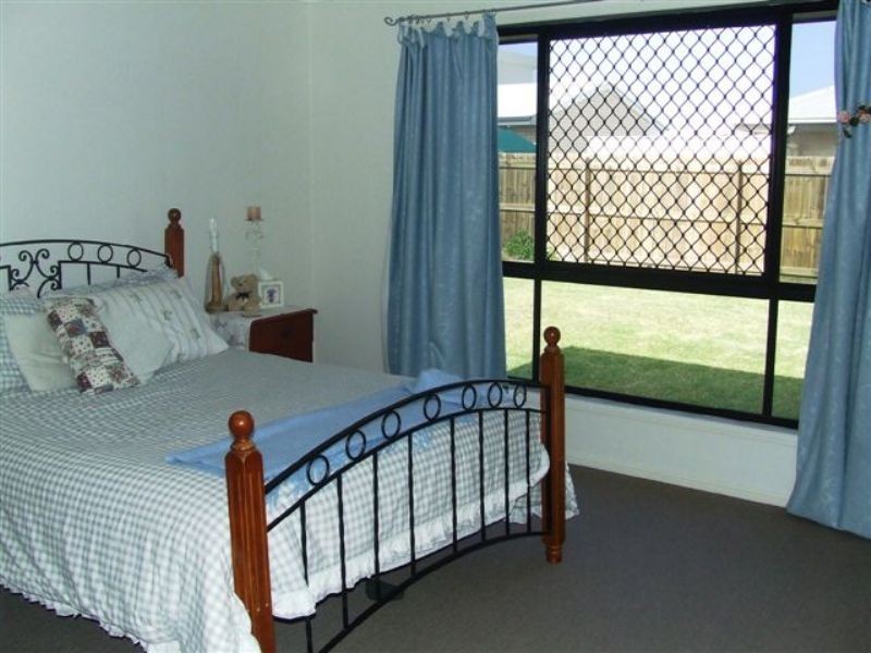 4 Crater St, Caloundra West QLD 4551