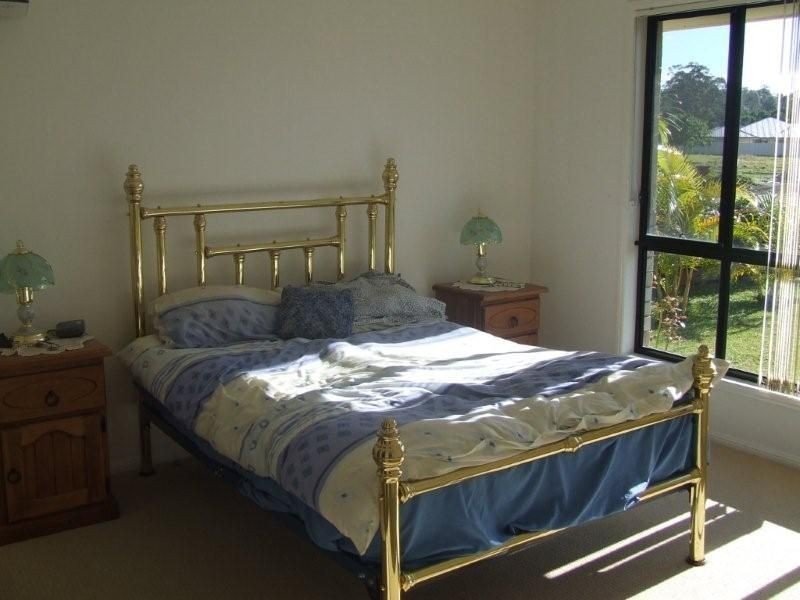 25 Maddock Ave, Mooloolah Valley QLD 4553