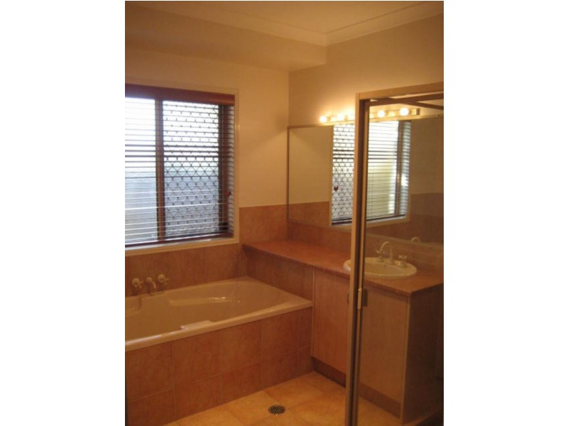 25 Gradorean St, Pelican Waters QLD 4551