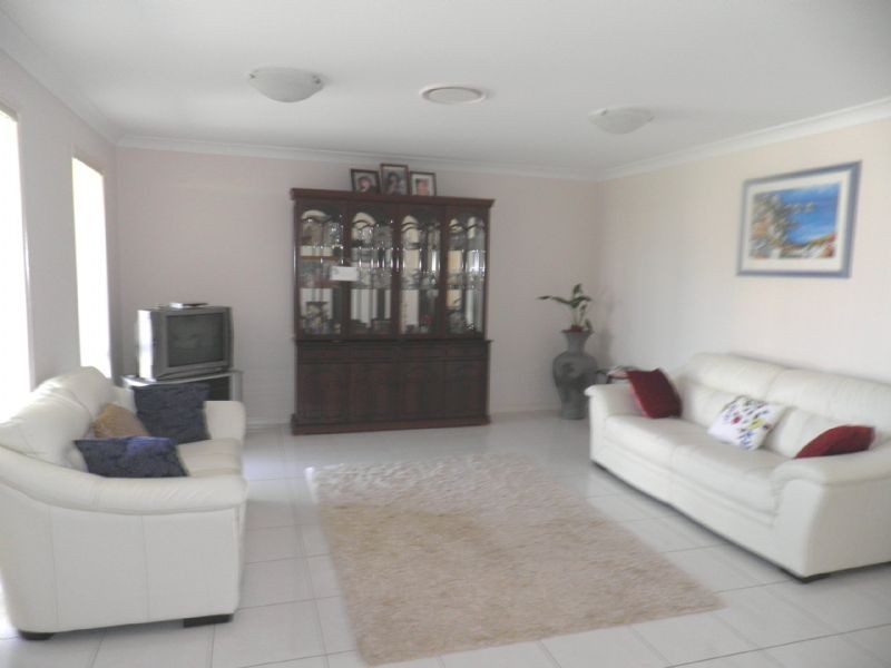 37 Hillview Crescent, Little Mountain QLD 4551