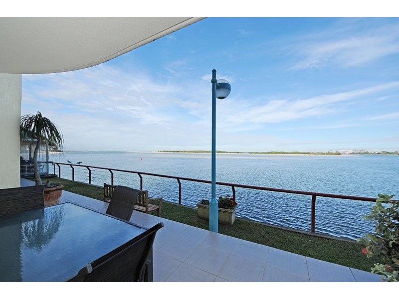 4/4 Tay Ave, Caloundra QLD 4551