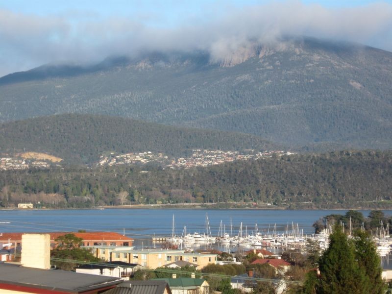 8/84 Malunna Road, Lindisfarne TAS 7015