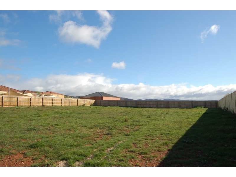 24 Maddison Circuit, Bacchus Marsh VIC 3340