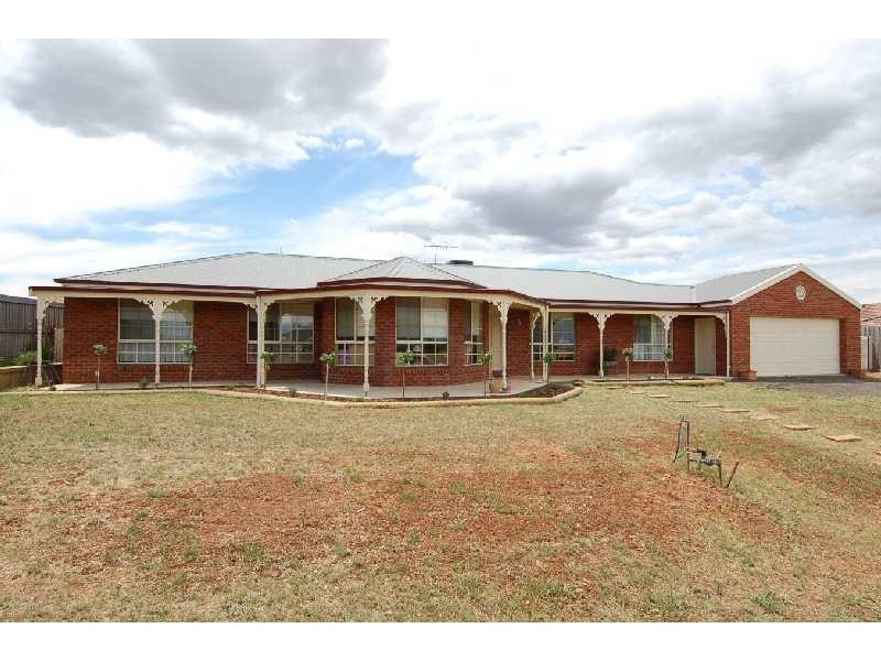 28 Maddison Circuit, Bacchus Marsh VIC 3340