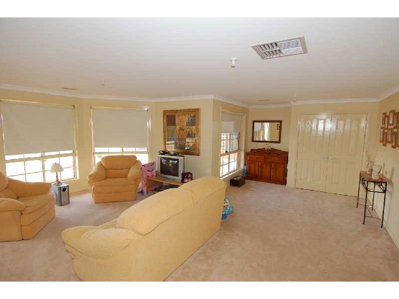 28 Maddison Circuit, Bacchus Marsh VIC 3340
