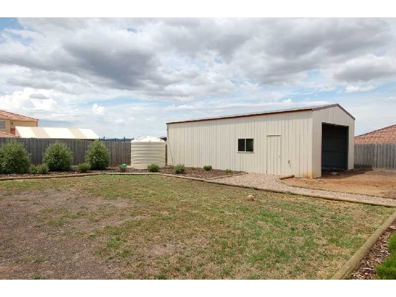 28 Maddison Circuit, Bacchus Marsh VIC 3340