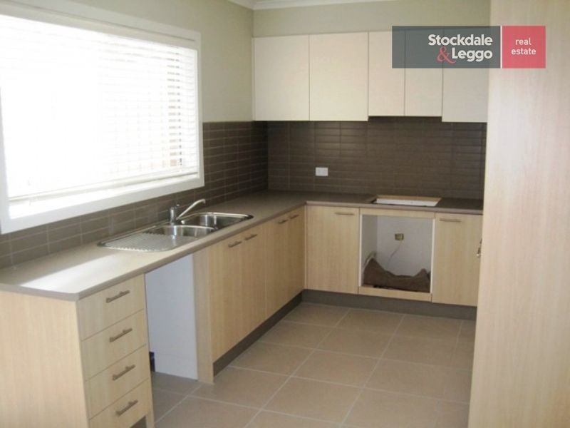 2/4-6 May Court, Garfield VIC 3814