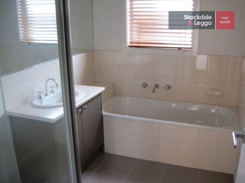 2/4-6 May Court, Garfield VIC 3814