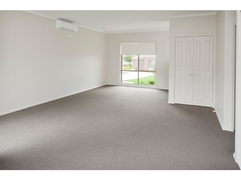 4/3 Bambra Court, Drouin VIC 3818