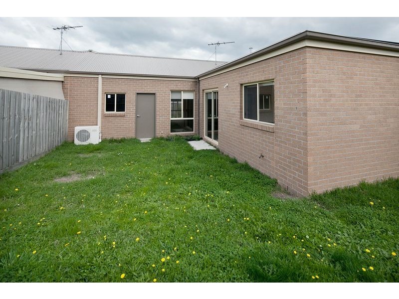 4/3 Bambra Court, Drouin VIC 3818