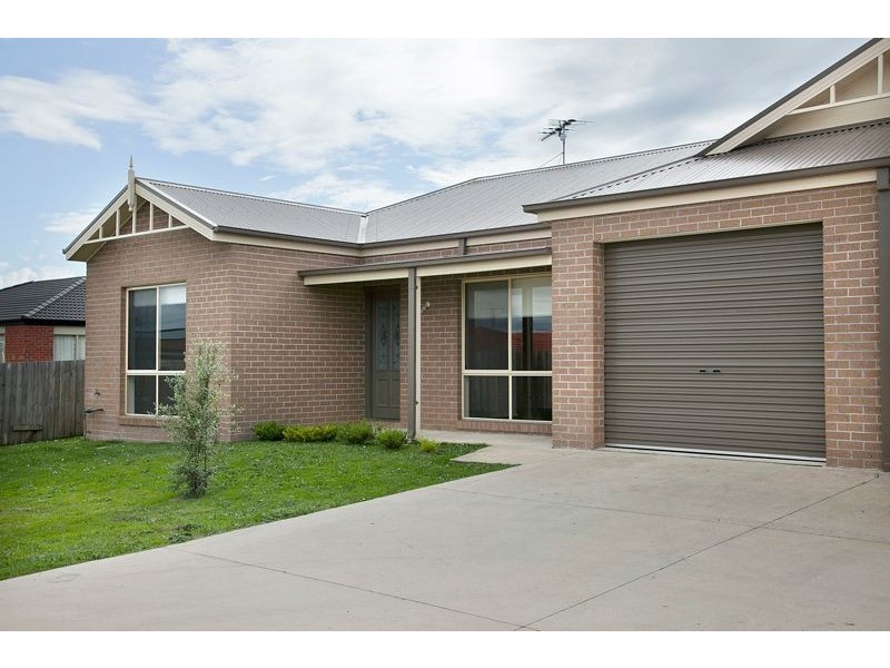 4/3 Bambra Court, Drouin VIC 3818