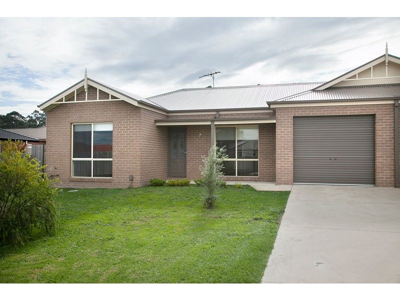 4/3 Bambra Court, Drouin VIC 3818