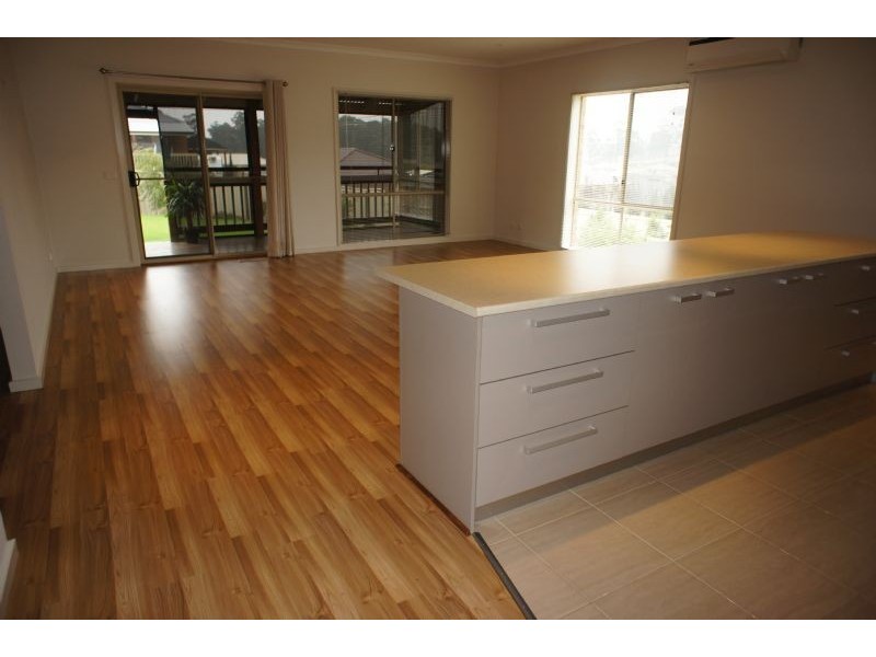 20 Valleyview Grove, Drouin VIC 3818