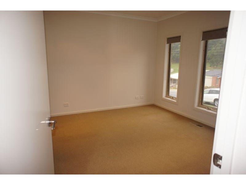 20 Valleyview Grove, Drouin VIC 3818