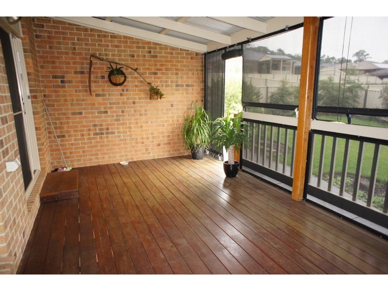 20 Valleyview Grove, Drouin VIC 3818